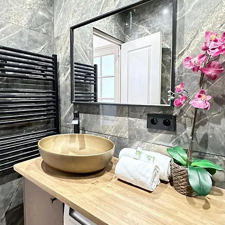 Appartement Charming With Eiffel Tower View Parijs