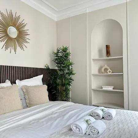 Charming With Eiffel Tower View Apartment